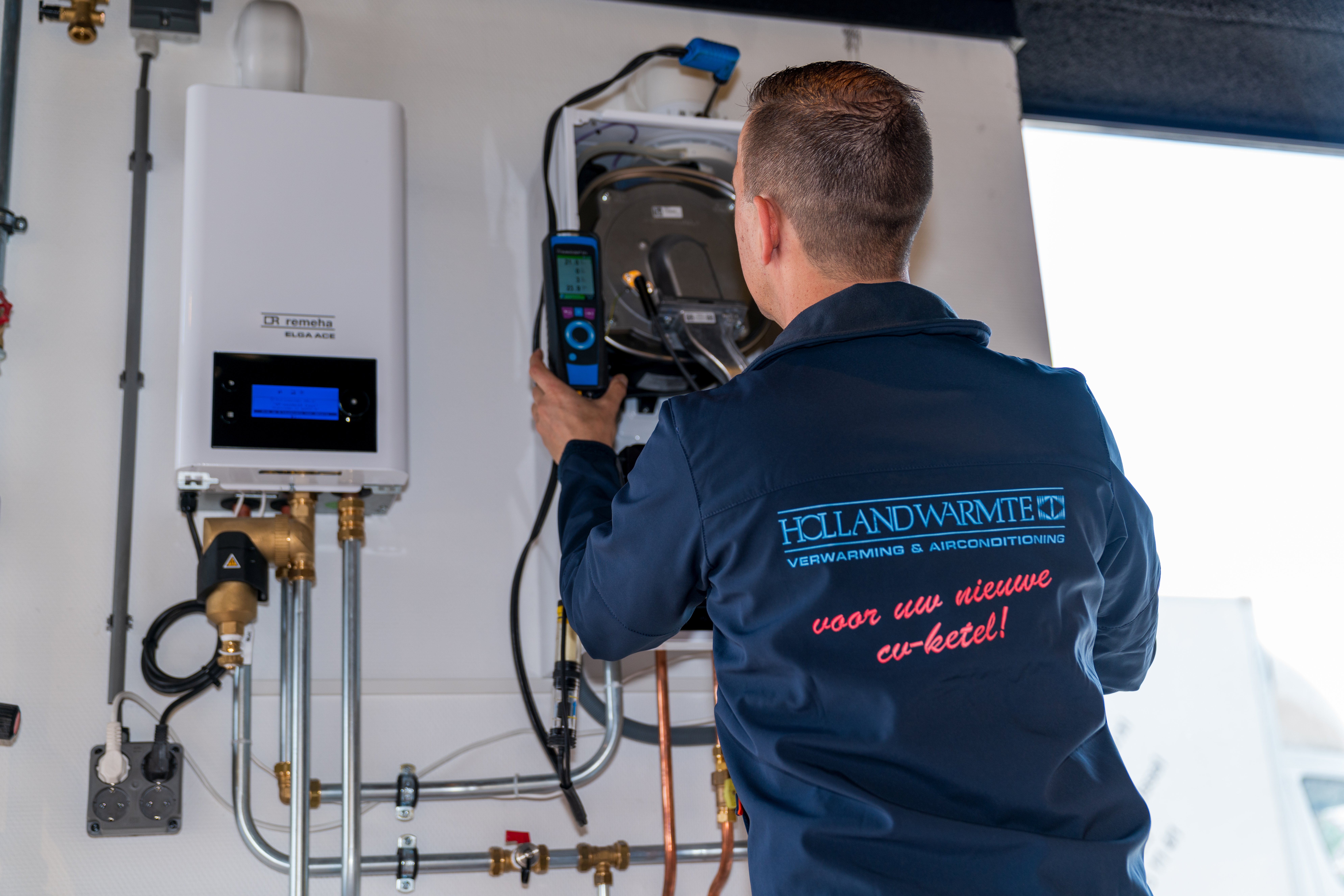 Monteur controleert CV-ketel tijdens onderhoudsbeurt